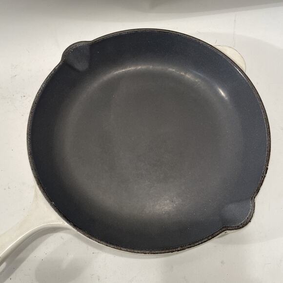 Vtg Le Creuset Enameled Cast Iron Skillet 26 White 10 1/2 " Dual Pour Spout - Picture 5 of 8